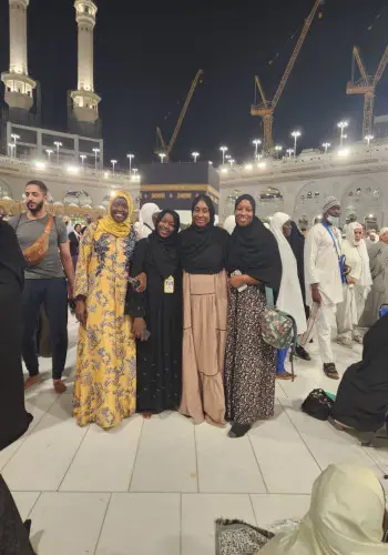 Groupe de pèlerins devant la Kaaba
