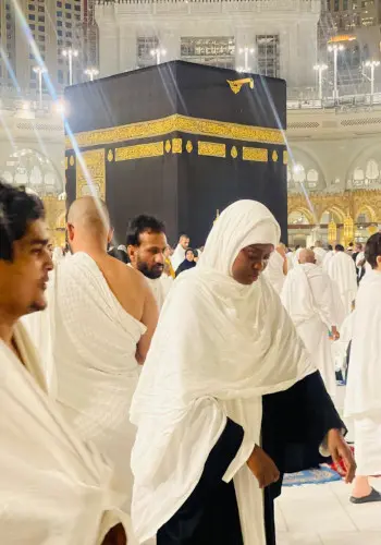 Pèlerins près de la Kaaba pendant le pèlerinage