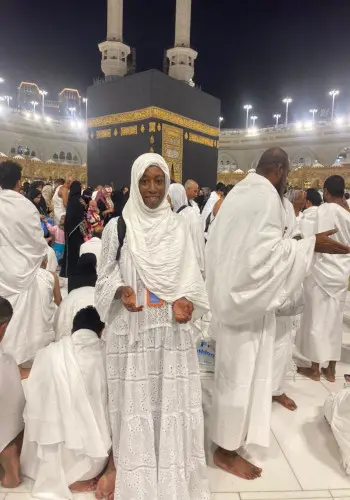 Pèlerine et pèlerin en tenue blanche devant la Kaaba