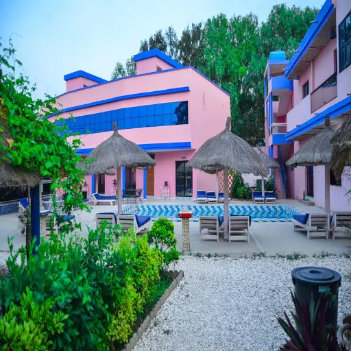 Hôtel avec piscine et paillotes