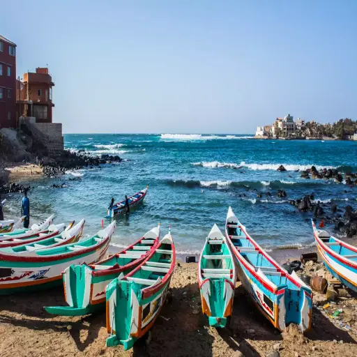 Pirogues de pêche colorées sur la côte de Dakar