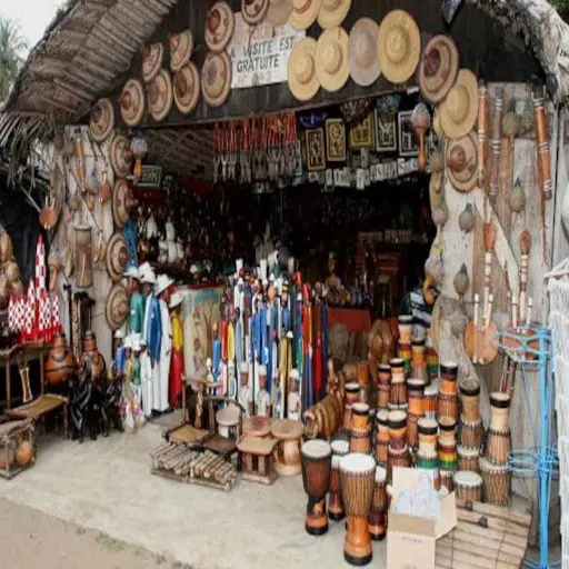 Marché artisanal : masques, tissus et djembés