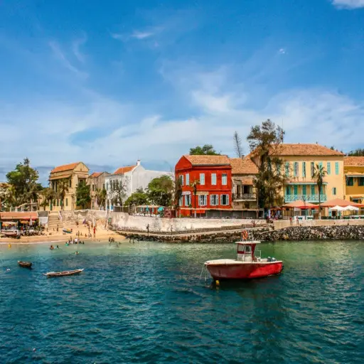 Maisons colorées de l'île de Gorée vues de la mer