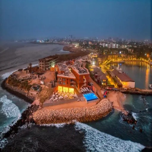 Vue aérienne de la corniche de Dakar à la tombée de la nuit