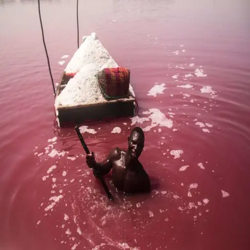 Ramasseur de sel dans le Lac Rose