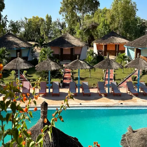 Bungalows et piscine d'un hôtel du Lac Rose