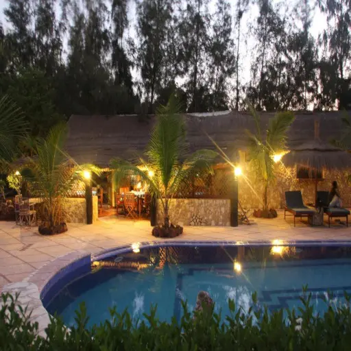 Hôtel du Lac Rose de nuit, au bord de la piscine