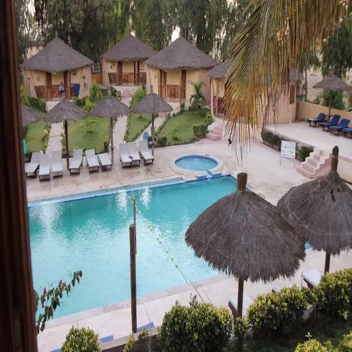 Piscine et paillotes d'un hôtel du Lac Rose