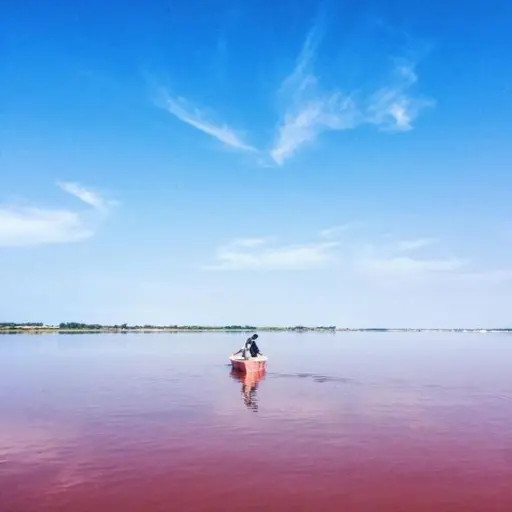Pirogue sur le Lac Rose