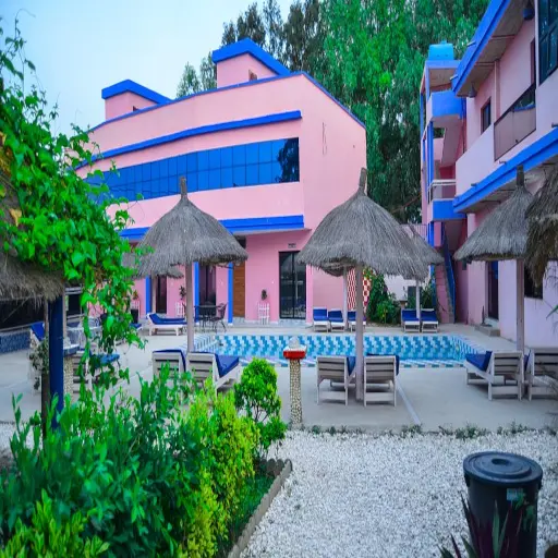 Hôtel avec piscine et paillotes au Lac Rose