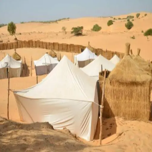 Tentes et cases en paille d'un campement de Lompoul