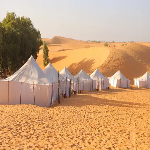 Campement de tentes blanches au pied des dunes de Lompoul