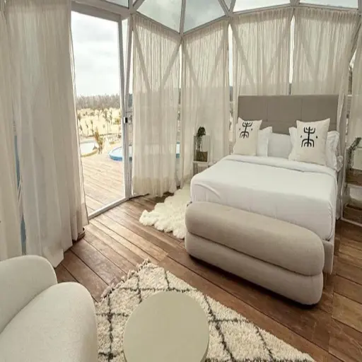 Intérieur d'une tente de luxe à Lompoul