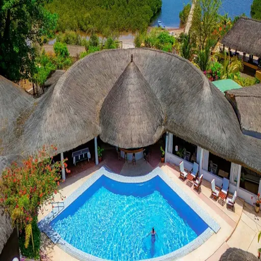 Piscine et toits de chaume d'un lodge du Sine-Saloum