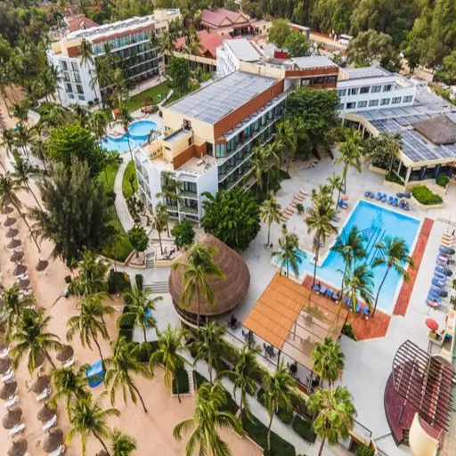 Vue aérienne d'un hôtel avec piscines sur la Petite Côte