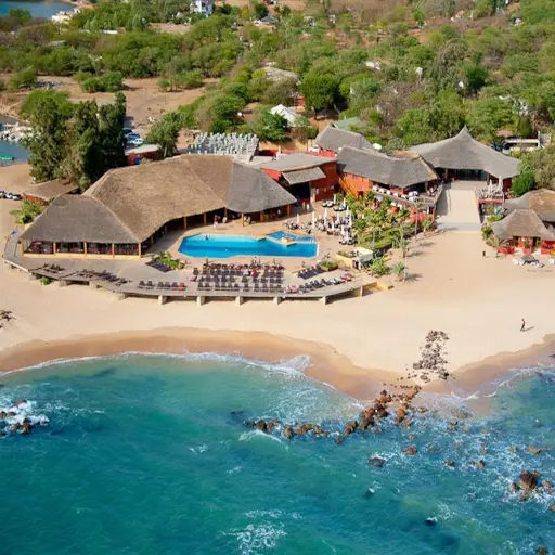 Vue aérienne d'un hôtel en bord de plage à la Somone