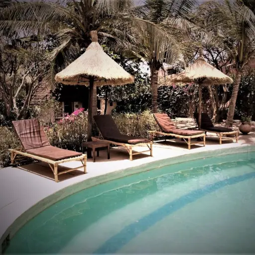 Transats au bord d'une piscine à la Somone