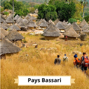 Pays Bassari : village de cases et randonneurs