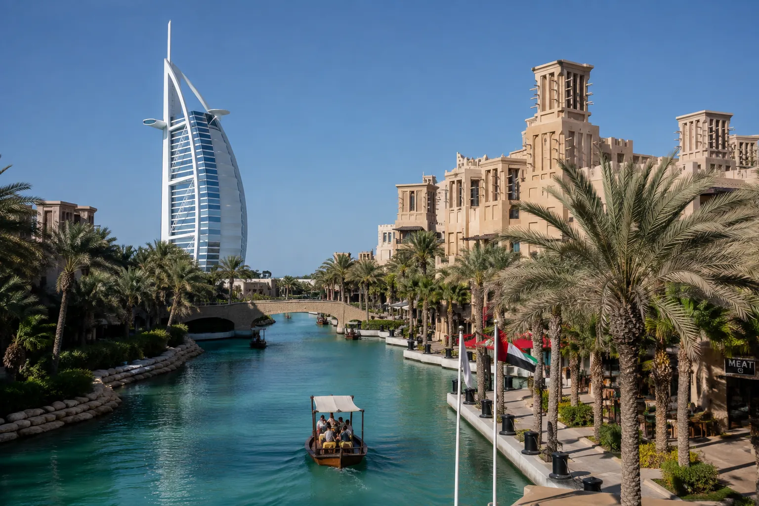 Dubaï : le Burj Al Arab vu depuis un canal