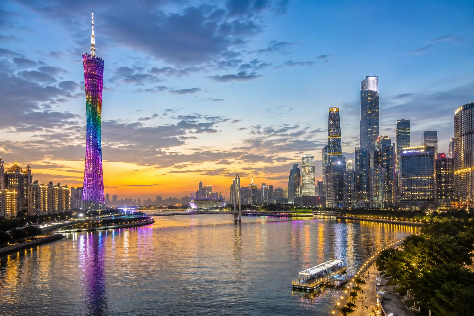 Guangzhou : la tour de Canton au crépuscule