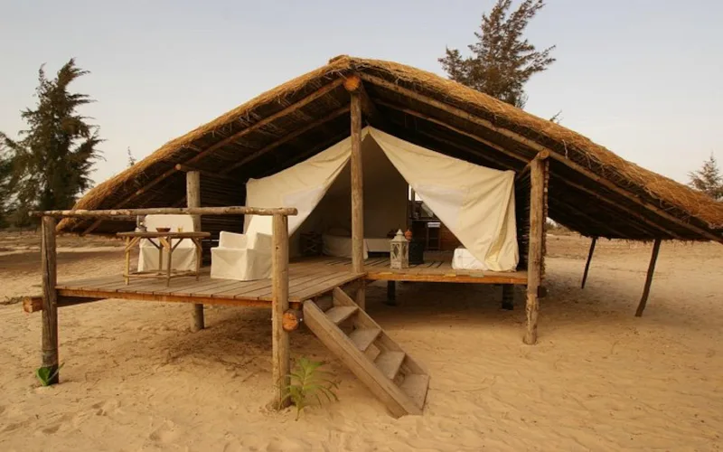 Océan et Savane : cabane sur pilotis face à la plage