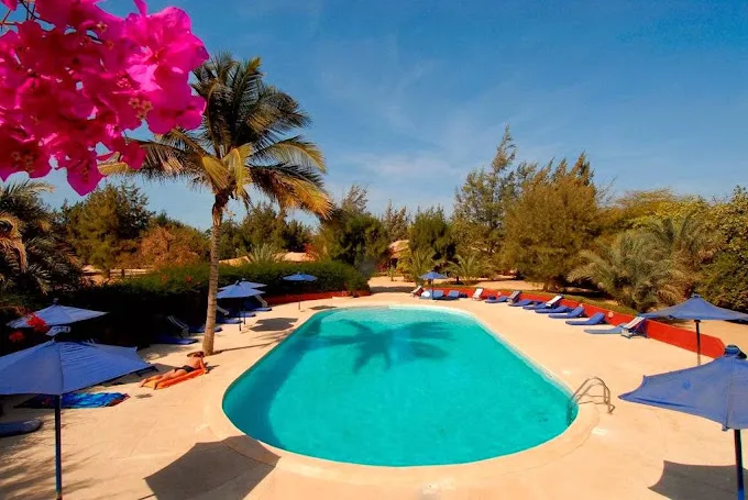 Hôtel Mermoz Saint-Louis : piscine et espace de détente