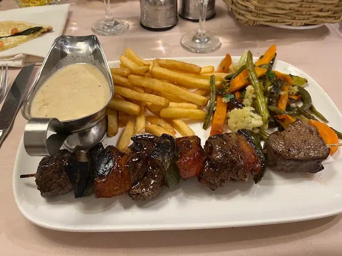 Restauration et saveurs locales à l'Hôtel La Résidence de Saint-Louis